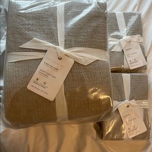 Pottery barn NWT king duvet cover and shams